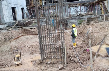 Kuala Lumpur, Malezya - 29 Haziran 2017: İnşaat işçileri termit karşıtı kimyasal tedaviyi inşaat alanındaki toprağa karıştırıp püskürtüyorlar. 