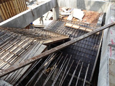 Kuala Lumpur, Malezya - 12 Mayıs 2018: İnşaat alanında inşaat halindeki beton merdiven. İnşaat işçilerinin merdiven kalıbı olarak ürettiği kereste kalıbı..