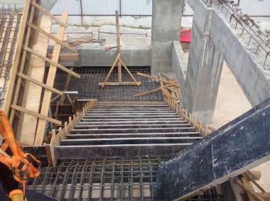 Kuala Lumpur, Malezya - 12 Mayıs 2018: İnşaat alanında inşaat halindeki beton merdiven. İnşaat işçilerinin merdiven kalıbı olarak ürettiği kereste kalıbı..