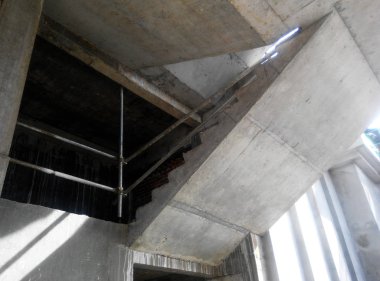 Kuala Lumpur, Malezya - 12 Mayıs 2018: İnşaat alanında inşaat halindeki beton merdiven. İnşaat işçilerinin merdiven kalıbı olarak ürettiği kereste kalıbı..