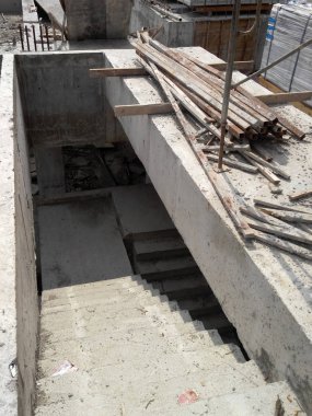 Kuala Lumpur, Malezya - 12 Mayıs 2018: İnşaat alanında inşaat halindeki beton merdiven. İnşaat işçilerinin merdiven kalıbı olarak ürettiği kereste kalıbı..