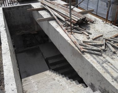 Kuala Lumpur, Malezya - 12 Mayıs 2018: İnşaat alanında inşaat halindeki beton merdiven. İnşaat işçilerinin merdiven kalıbı olarak ürettiği kereste kalıbı..