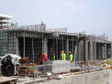 Kuala Lumpur, Malezya - 25 Temmuz 2017: İnşaat alanında yeniden kullanılabilir beton form çalışması olarak kullanılan eski sistem alüminyum formu. Yüksek dayanıklılığa sahiptir ve tekrar tekrar kullanılabilir. Zaman kaydediliyor