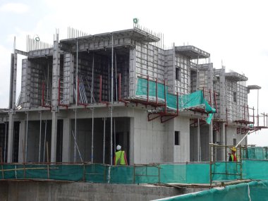 Kuala Lumpur, Malezya - 25 Temmuz 2017: İnşaat alanında yeniden kullanılabilir beton form çalışması olarak kullanılan eski sistem alüminyum formu. Yüksek dayanıklılığa sahiptir ve tekrar tekrar kullanılabilir. Zaman kaydediliyor