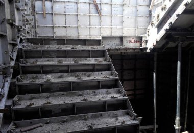 Kuala Lumpur, Malezya - 25 Temmuz 2017: İnşaat alanında yeniden kullanılabilir beton form çalışması olarak kullanılan eski sistem alüminyum formu. Yüksek dayanıklılığa sahiptir ve tekrar tekrar kullanılabilir. Zaman kaydediliyor