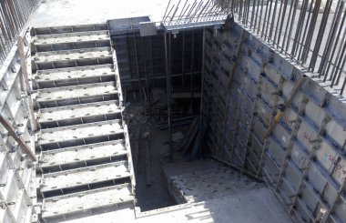 Kuala Lumpur, Malezya - 25 Temmuz 2017: İnşaat alanında yeniden kullanılabilir beton form çalışması olarak kullanılan eski sistem alüminyum formu. Yüksek dayanıklılığa sahiptir ve tekrar tekrar kullanılabilir. Zaman kaydediliyor