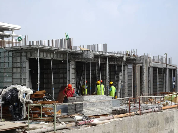 Kuala Lumpur, Malezya - 25 Temmuz 2017: İnşaat alanında yeniden kullanılabilir beton form çalışması olarak kullanılan eski sistem alüminyum formu. Yüksek dayanıklılığa sahiptir ve tekrar tekrar kullanılabilir. Zaman kaydediliyor