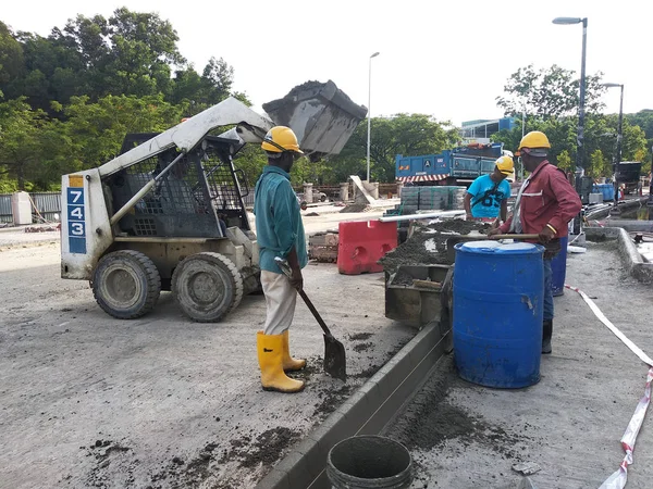 Kuala Lumpur Maleisië November 2018 Bouwvakkers Fabriceren Betonnen Wegberm Bouwplaats — Stockfoto