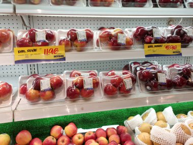 Kuala Lumpur, Malezya - 26 Ekim 2019: Meyveler plastik kapta ve plastik ambalajda paketlenmiştir. Büyük süpermarketin içindeki soğutucu rafında satılık.. 