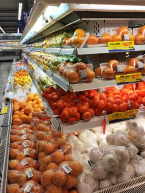 Kuala Lumpur, Malezya - 26 Ekim 2019: Meyveler plastik kapta ve plastik ambalajda paketlenmiştir. Büyük süpermarketin içindeki soğutucu rafında satılık.. 