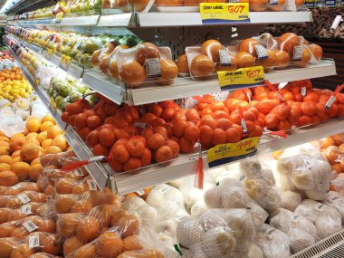 Kuala Lumpur, Malezya - 26 Ekim 2019: Meyveler plastik kapta ve plastik ambalajda paketlenmiştir. Büyük süpermarketin içindeki soğutucu rafında satılık.. 