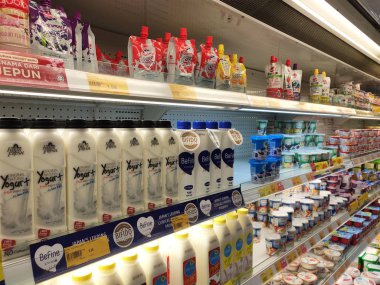 Kuala Lumpur, Malezya - 30 Temmuz 2019: Süpermarketlerde serinletici raflarda sergilenen süt, yoğurt ve prebiyotik içecekler gibi süt ürünlerine odaklanmış. 