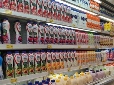 Kuala Lumpur, Malezya - 30 Temmuz 2019: Süpermarketlerde serinletici raflarda sergilenen süt, yoğurt ve prebiyotik içecekler gibi süt ürünlerine odaklanmış. 