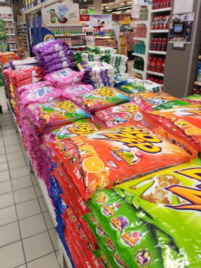 Kuala Lumpur, Malezya - 12 Temmuz 2019: Dev süpermarketlerde bir araya getirilmiş plastik ambalajlarda seçilmiş odaklanmış toz deterjanı. 
