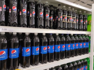 Kuala Lumpur, Malezya - 16 Ekim 2018: Pepsi büyük bir süpermarkette satışa sunulur. Yüksek taleplere göre büyük miktarlarda yerleştirilmiştir.