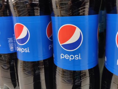 Kuala Lumpur, Malezya - 16 Ekim 2018: Pepsi büyük bir süpermarkette satışa sunulur. Yüksek taleplere göre büyük miktarlarda yerleştirilmiştir.