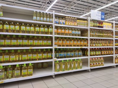 Kuala Lumpur, Malezya - 29 Eylül 2019: Süpermarkette satılmak üzere işlenmiş palmiye yağından yapılan pişirme yağı. Müşterinin seçmesini kolaylaştırmak için markaya göre sıralanır. 