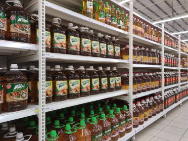 Kuala Lumpur, Malezya - 29 Eylül 2019: Süpermarkette satılmak üzere işlenmiş palmiye yağından yapılan pişirme yağı. Müşterinin seçmesini kolaylaştırmak için markaya göre sıralanır. 