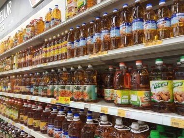 Kuala Lumpur, Malezya - 29 Eylül 2019: Süpermarkette satılmak üzere işlenmiş palmiye yağından yapılan pişirme yağı. Müşterinin seçmesini kolaylaştırmak için markaya göre sıralanır. 