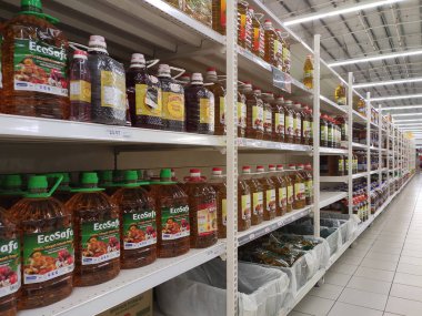 Kuala Lumpur, Malezya - 29 Eylül 2019: Süpermarkette satılmak üzere işlenmiş palmiye yağından yapılan pişirme yağı. Müşterinin seçmesini kolaylaştırmak için markaya göre sıralanır. 
