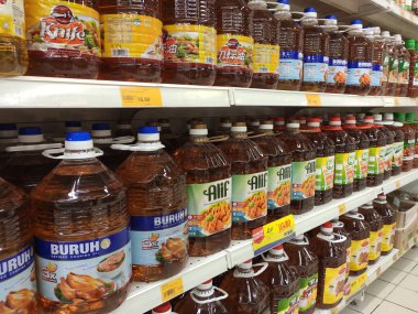 Kuala Lumpur, Malezya - 29 Eylül 2019: Süpermarkette satılmak üzere işlenmiş palmiye yağından yapılan pişirme yağı. Müşterinin seçmesini kolaylaştırmak için markaya göre sıralanır. 