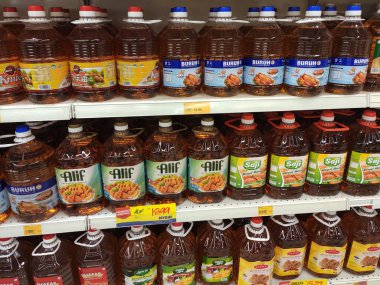 Kuala Lumpur, Malezya - 29 Eylül 2019: Süpermarkette satılmak üzere işlenmiş palmiye yağından yapılan pişirme yağı. Müşterinin seçmesini kolaylaştırmak için markaya göre sıralanır. 