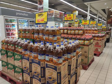 Kuala Lumpur, Malezya - 29 Eylül 2019: Süpermarkette satılmak üzere işlenmiş palmiye yağından yapılan pişirme yağı. Müşterinin seçmesini kolaylaştırmak için markaya göre sıralanır. 
