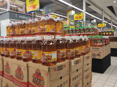 Kuala Lumpur, Malezya - 29 Eylül 2019: Süpermarkette satılmak üzere işlenmiş palmiye yağından yapılan pişirme yağı. Müşterinin seçmesini kolaylaştırmak için markaya göre sıralanır. 