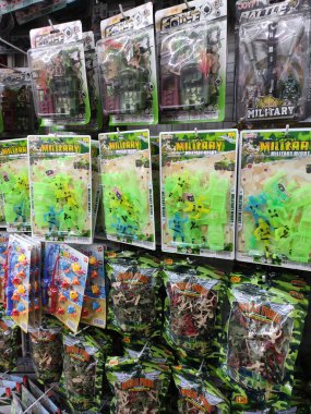 Kuala Lumpur, Malezya - 22 Temmuz 2019: Çocuk oyuncakları ve aksiyon figürleri plastik paketleme içine asılır ve müşterilere sergilenir. Türüne ve fiyatına göre sınıflandırılmış.