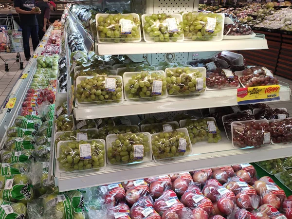 Kuala Lumpur Malaysia Oktober 2019 Früchte Verpackt Plastikbehältern Und Plastikfolie — Stockfoto