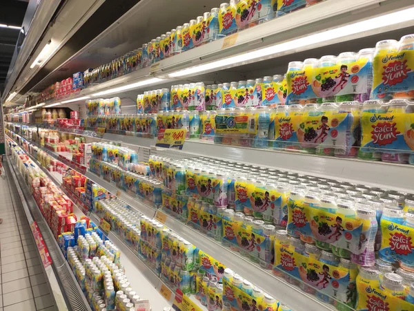 2019年7月30日 马来西亚吉隆坡 特选产品包括牛奶 酸奶和超市冷冻架上的生物前饮料 — 图库照片