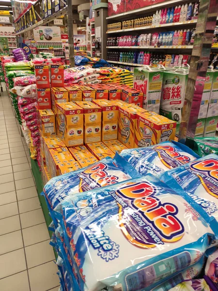2019年7月12日 马来西亚吉隆坡 一些聚精会神的粉末洗涤剂在塑料包装中堆放在巨大的超市里 — 图库照片