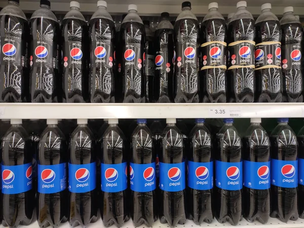 マレーシア クアラルンプール 2018年10月16日 大型スーパーで販売される棚に大型ボトル入りペプシ飲料が展示されています 大量の需要に基づいて配置されます — ストック写真