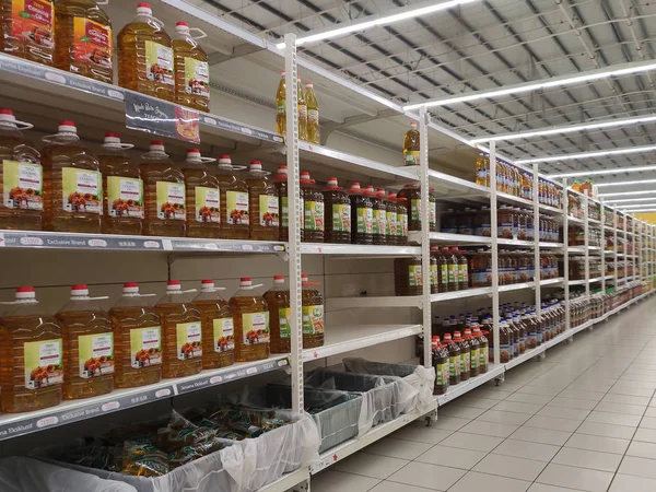 Kuala Lumpur, Malezya - 29 Eylül 2019: Süpermarkette satılmak üzere işlenmiş palmiye yağından yapılan pişirme yağı. Müşterinin seçmesini kolaylaştırmak için markaya göre sıralanır. 