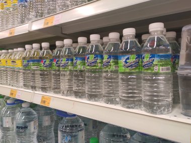 Kuala Lumpur, Malezya - 26 Ekim 2019: Maden suyu paketlendi ve plastik şişelerde çeşitli markalarla etiketlendi. Süpermarketin içindeki bir rafta gösteriliyor.