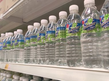 Kuala Lumpur, Malezya - 26 Ekim 2019: Maden suyu paketlendi ve plastik şişelerde çeşitli markalarla etiketlendi. Süpermarketin içindeki bir rafta gösteriliyor.