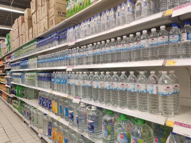 Kuala Lumpur, Malezya - 26 Ekim 2019: Maden suyu paketlendi ve plastik şişelerde çeşitli markalarla etiketlendi. Süpermarketin içindeki bir rafta gösteriliyor.