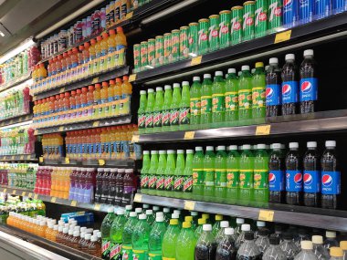 Kuala Lumpur, Malezya - 17 Mart 2019: Hafif içecekler veya karbonatlı içecekler büyük süpermarketin içindeki raflarda satılığa çıkarıldı. Müşterinin satın almasını kolaylaştırmak için markaya göre sıralanır.