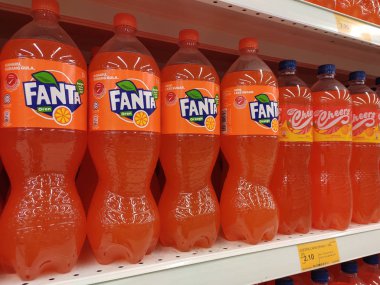 Kuala Lumpur, Malezya - 17 Mart 2019: Hafif içecekler veya karbonatlı içecekler büyük süpermarketin içindeki raflarda satılığa çıkarıldı. Müşterinin satın almasını kolaylaştırmak için markaya göre sıralanır.