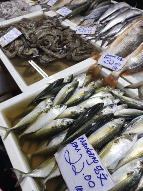 Kuala Lumpur, Malezya - 16 Temmuz 2019: Balık pazarındaki çeşitli balık türleri satılığa çıkarıldı. Balık türleri ve fiyatlarıyla etiketlenmiş.