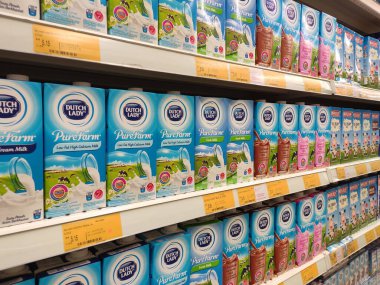 Seremban, Malezya - 20 Mayıs 2019: İşlenmiş ve taze süt kağıt kutuda paketlenmiş ve süpermarketlerin içindeki raflarda sergilenmiştir. Markaya göre sıralanır ve müşterinin seçmesi kolay olur.. 