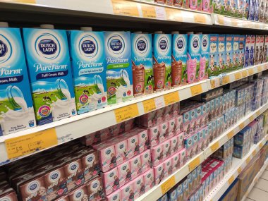 Seremban, Malezya - 20 Mayıs 2019: İşlenmiş ve taze süt kağıt kutuda paketlenmiş ve süpermarketlerin içindeki raflarda sergilenmiştir. Markaya göre sıralanır ve müşterinin seçmesi kolay olur.. 