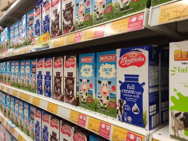 Seremban, Malezya - 20 Mayıs 2019: İşlenmiş ve taze süt kağıt kutuda paketlenmiş ve süpermarketlerin içindeki raflarda sergilenmiştir. Markaya göre sıralanır ve müşterinin seçmesi kolay olur.. 