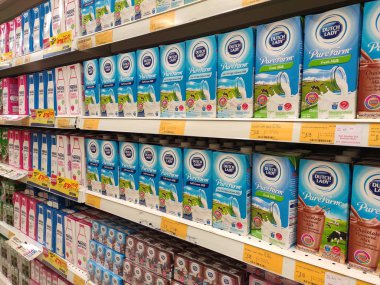 Seremban, Malezya - 20 Mayıs 2019: İşlenmiş ve taze süt kağıt kutuda paketlenmiş ve süpermarketlerin içindeki raflarda sergilenmiştir. Markaya göre sıralanır ve müşterinin seçmesi kolay olur.. 