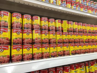 Kuala Lumpur, Malezya - 07 Ekim 2019: Konserve sardalya balığı. Yiyecekler işlendi ve ömrünü uzatmak için konserve kutusunda depolandı. Satılık rafta görüntülendi. 