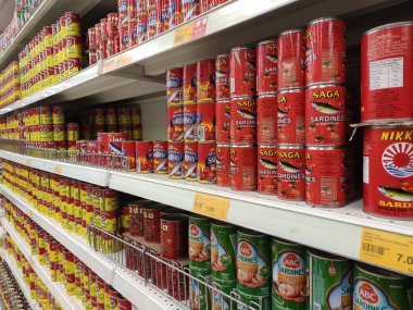 Kuala Lumpur, Malezya - 07 Ekim 2019: Konserve sardalya balığı. Yiyecekler işlendi ve ömrünü uzatmak için konserve kutusunda depolandı. Satılık rafta görüntülendi. 