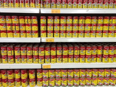 Kuala Lumpur, Malezya - 07 Ekim 2019: Konserve sardalya balığı. Yiyecekler işlendi ve ömrünü uzatmak için konserve kutusunda depolandı. Satılık rafta görüntülendi. 