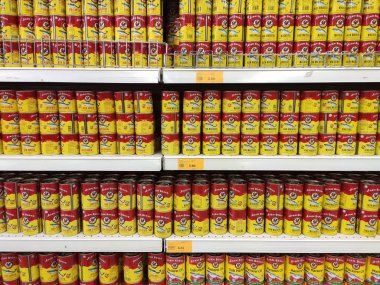 Kuala Lumpur, Malezya - 07 Ekim 2019: Konserve sardalya balığı. Yiyecekler işlendi ve ömrünü uzatmak için konserve kutusunda depolandı. Satılık rafta görüntülendi. 