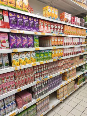 Kuala Lumpur, Malezya - 20 Eylül 2018: Meyve aromalı meyve suyu süpermarketlerdeki raflarda sergilenmek üzere karton bir kutuda paketlendi. 