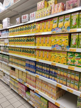 Kuala Lumpur, Malezya - 20 Eylül 2018: Meyve aromalı meyve suyu süpermarketlerdeki raflarda sergilenmek üzere karton bir kutuda paketlendi. 